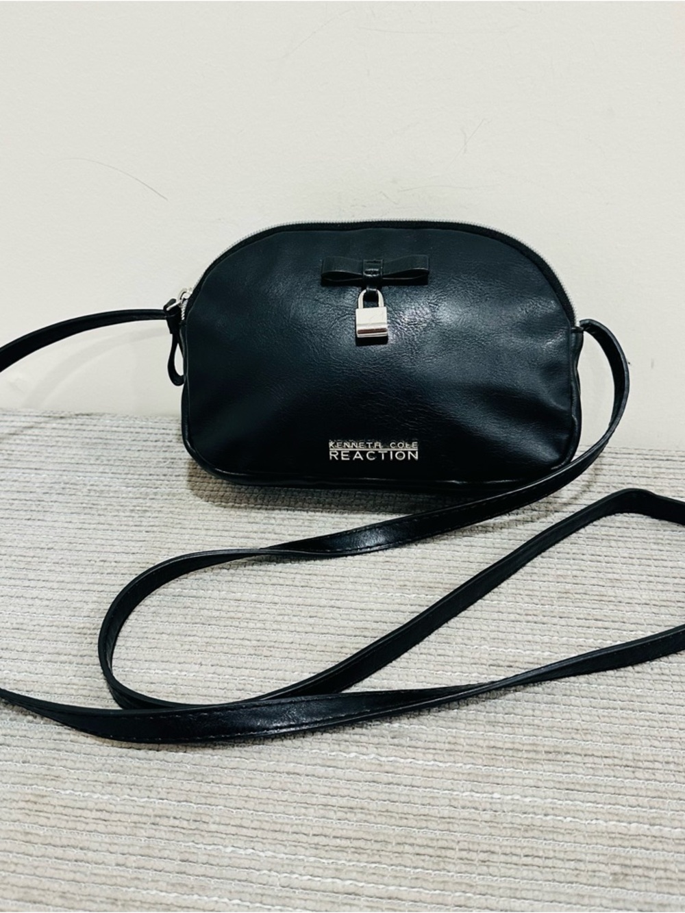 Kenneth Cole Reaction Black Pebble‎ Leather Crossbody Bag Dome Shape Silver Lock